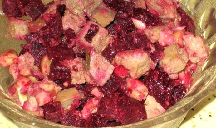 Теплый салат из свеклы с куриной печенью