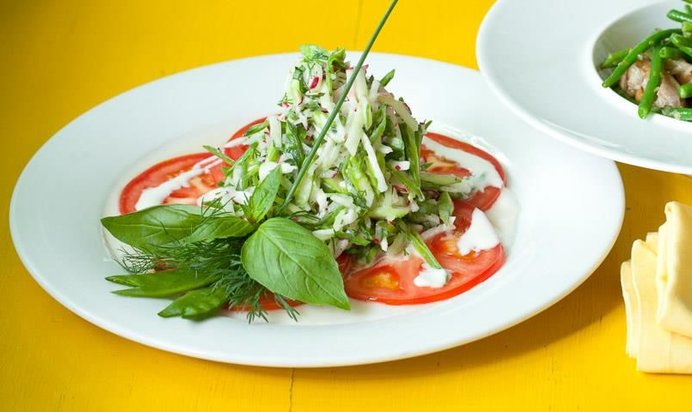 Салат с помидорами