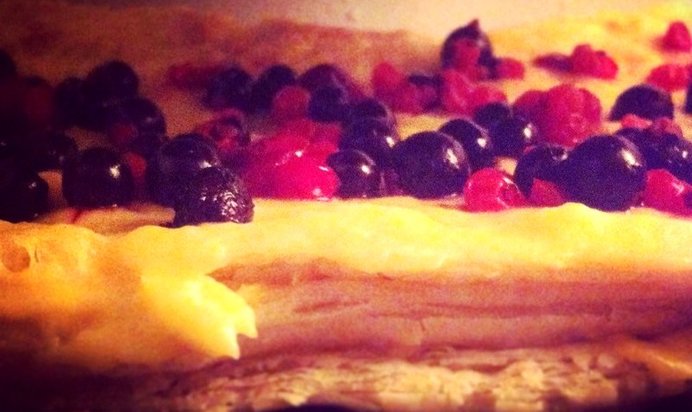 Слоеный торт с ягодами