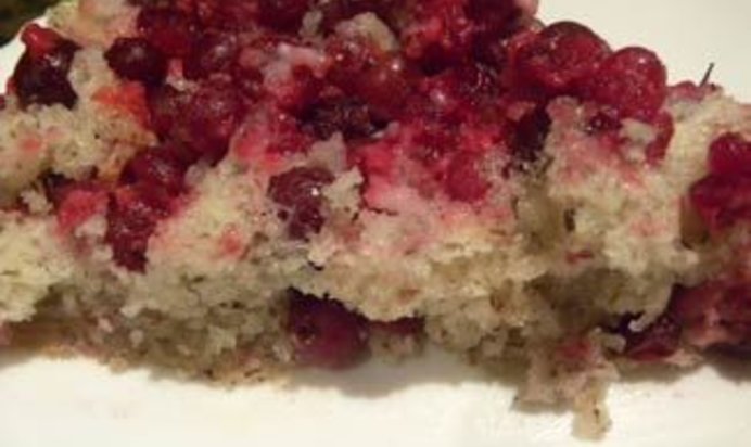 Воздушный торт с клюквой