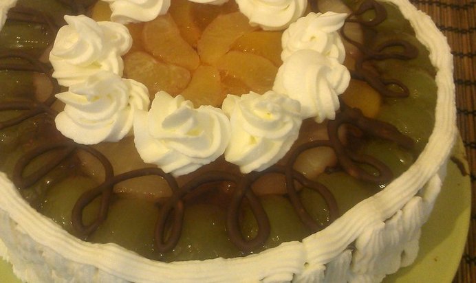 Торт с банановым кремом и фруктами в желе