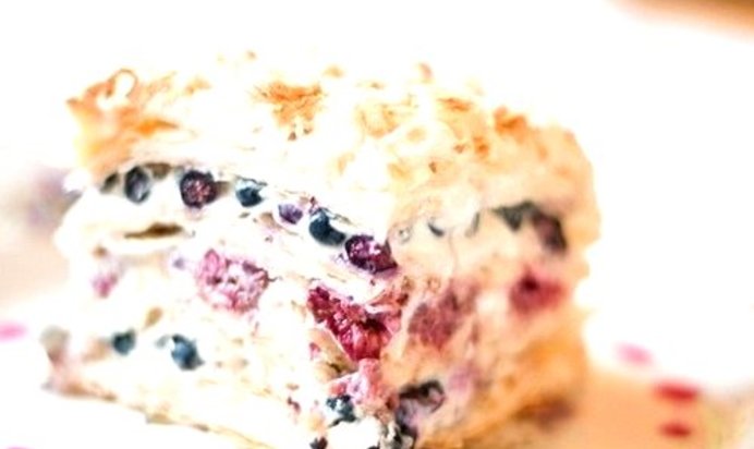 Слоеный торт со свежими ягодами