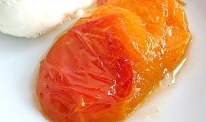 Абрикосы в ромашковом сиропе со сметанным мороженым