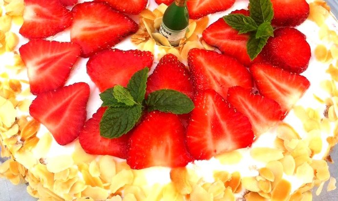 Клубничный торт со взбитыми сливками