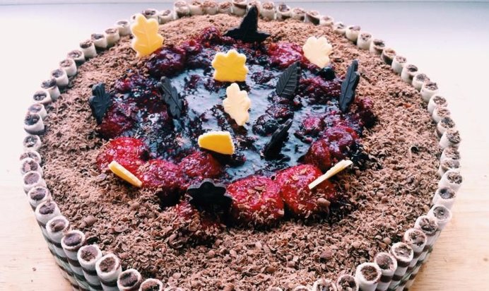 Бисквитный ягодно-творожный торт