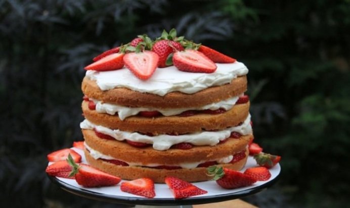 Торт с творогом и клубникой