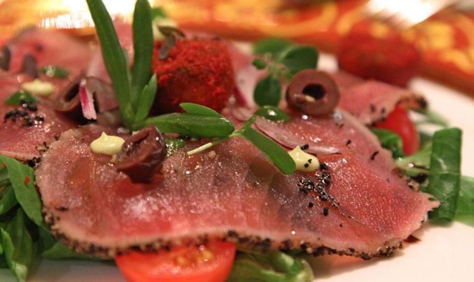 Зеленый салат с тунцом