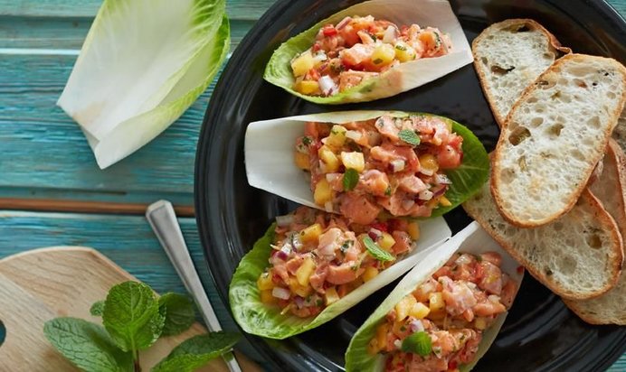 Тартар из лосося в «чашках» из цикория