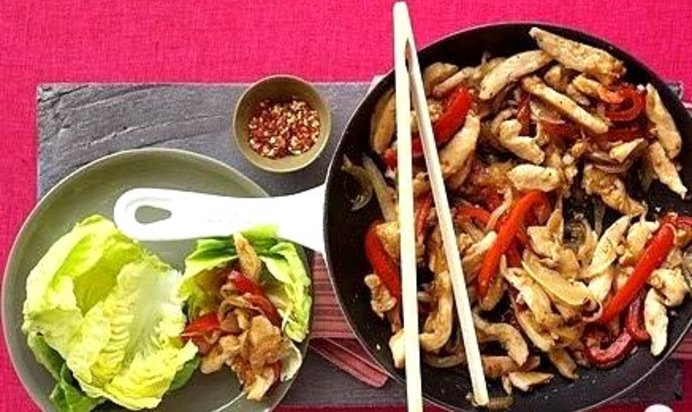Жаркое из курицы с болгарским перцем и салатом