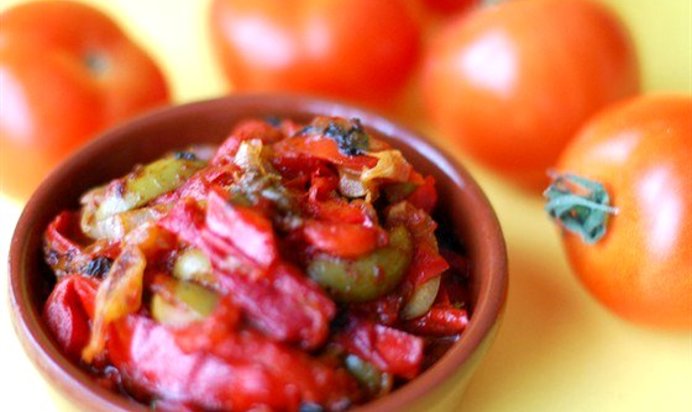 Салат из жареных на гриле перцев, маслин и вяленых томатов