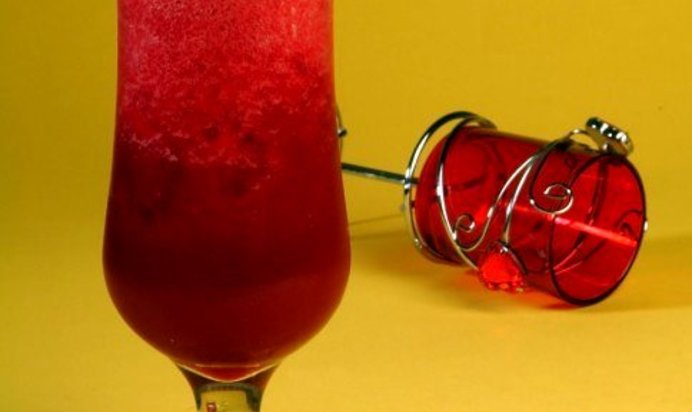 Газированный клюквенный пунш с ягодным льдом