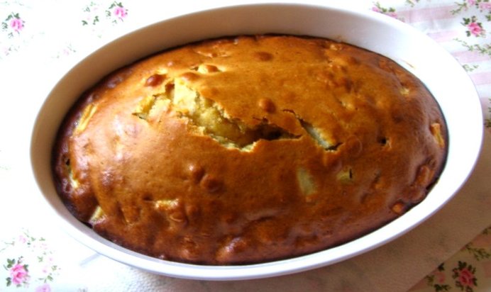 Шарлотка с корицей и сметанным топпингом