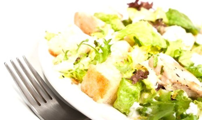 Салат из куриной печени с чесночными сухариками