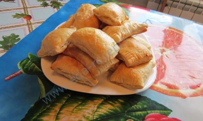 Пирожки из слоеного теста в духовке с яичной начинкой