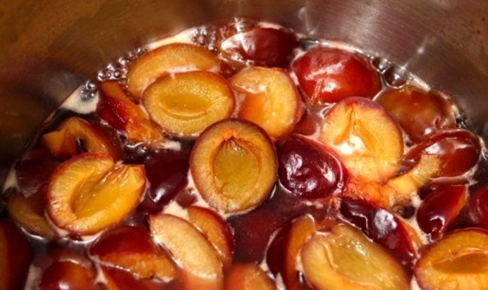 Компот из свежих яблок и слив
