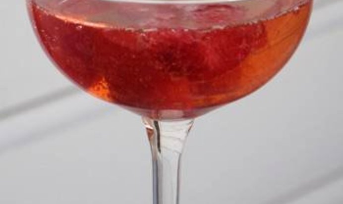 Коктейль с шампанским и малиной