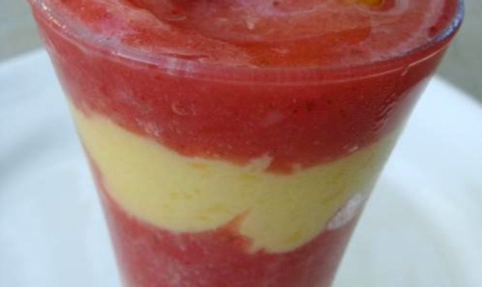 Витаминный напиток из клубники и манго