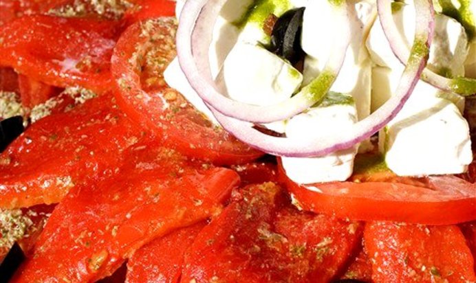 Салат из жареных перцев, помидоров и феты