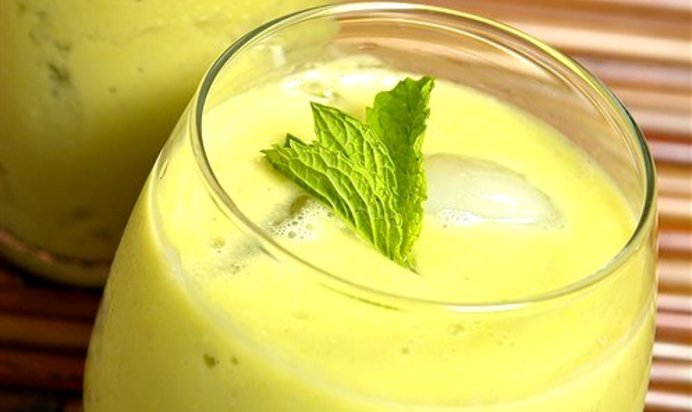 Напиток с кокосом и авокадо