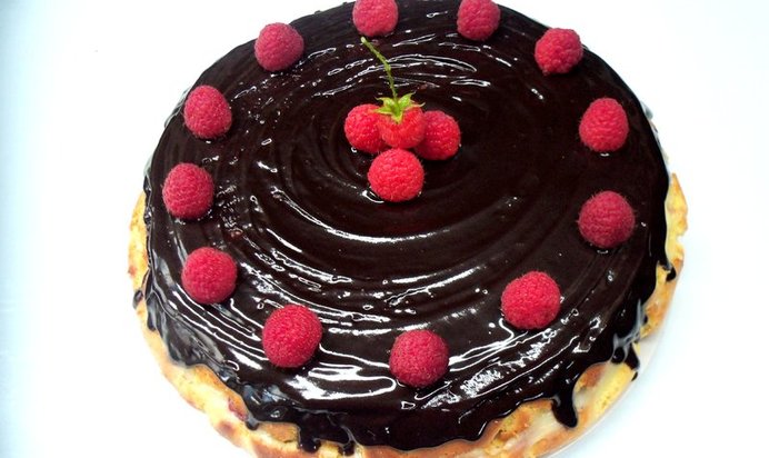 Бисквитный торт с малиной