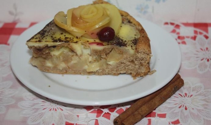 Яблочная шарлотка с печеньем и заливкой