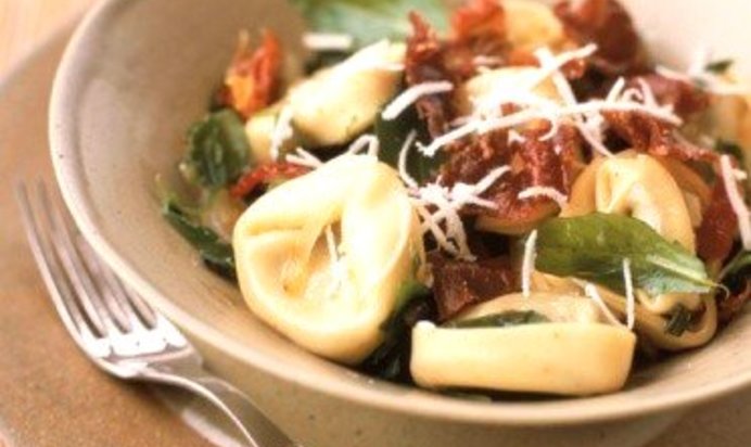 Тортеллини с ветчиной, рукколой и тертым пармезаном