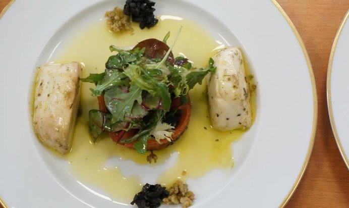 Салат из моцареллы буффало с песто и прованскими травами