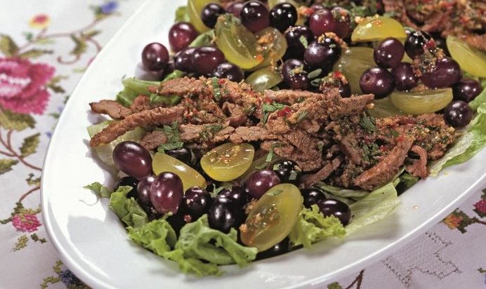 Салат с говядиной и виноградом