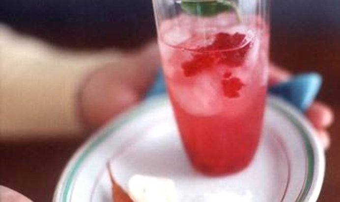 Алкогольный коктейль из малины с травами