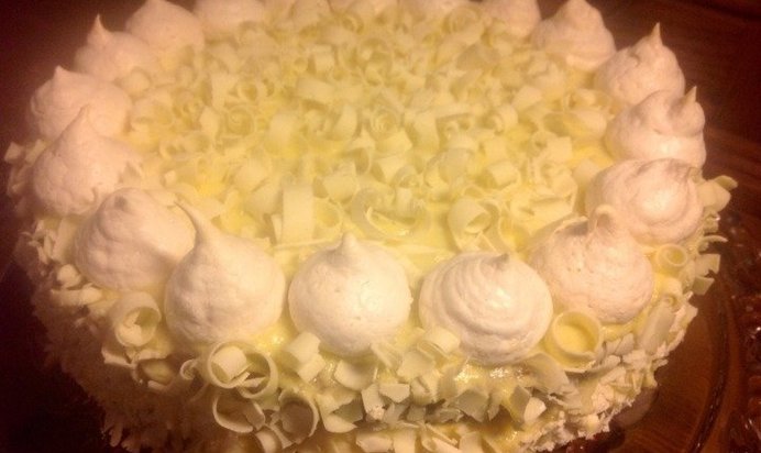 Торт из белого шоколада с безе