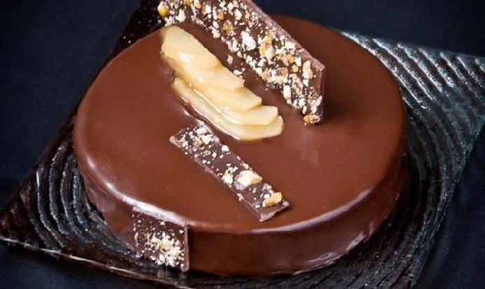 Нежный осенний торт с грушами, орехами и ванильным баварским кремом