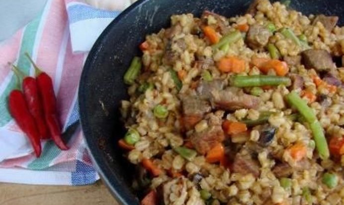 Перловка с говядиной и овощной смесью