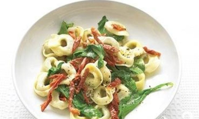 Тортеллини с аругулой и помидорами