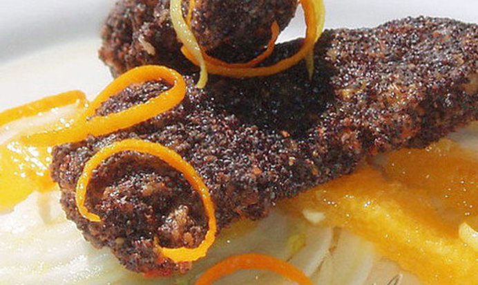 Куриные грудки в маковой панировке с пикантным салатом