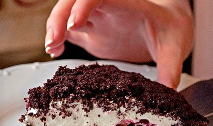 Шоколадный торт с фруктами и сливками