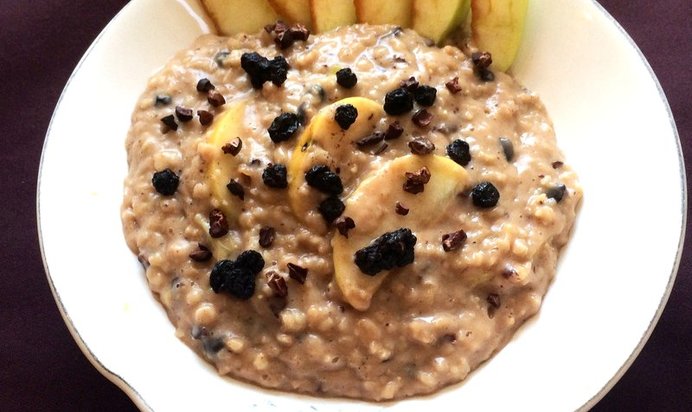Овсяная каша с антоновкой, сушенной черникой и ревенем