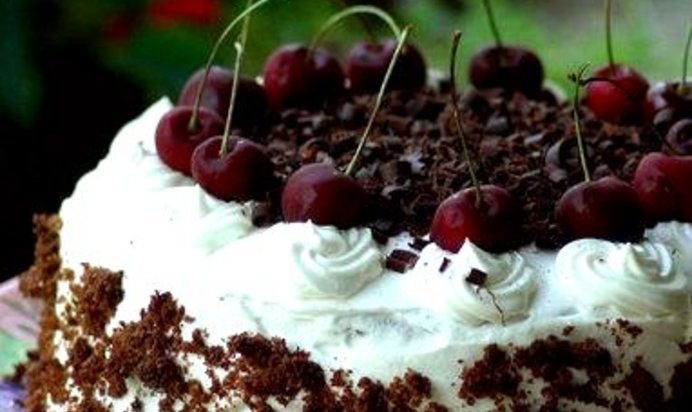 Торт «Черный лес» с вишней и шоколадным кремом