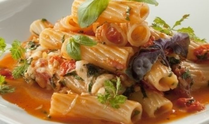 Тортильони в неаполитанском соусе с моцареллой