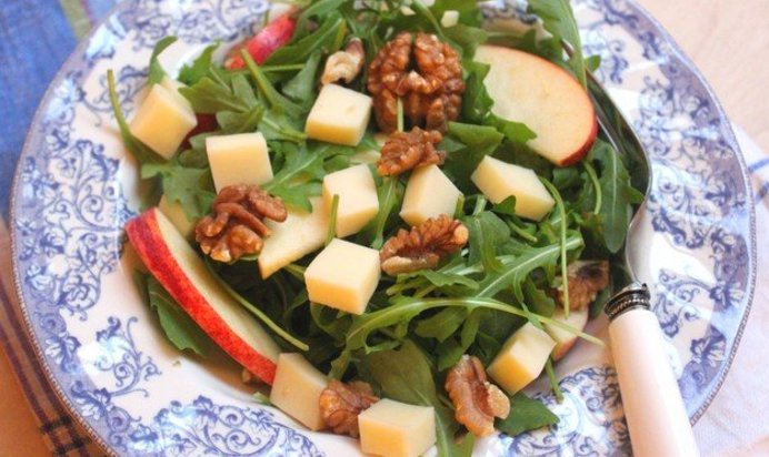 Салат с рукколой и яблоком