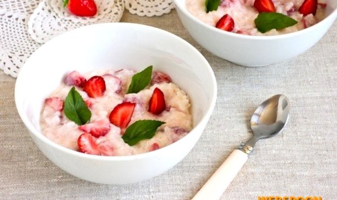 Рисовая каша с клубникой и йогуртом