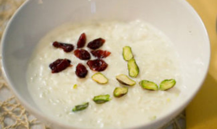 Рисовая каша с сушеной клюквой и фисташками