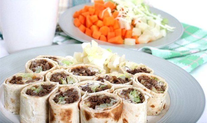 Тортильи с мягким сыром, говядиной и сельдереем