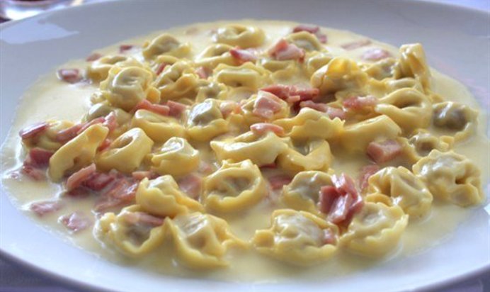 Тортеллини с ветчиной в сливочном соусе