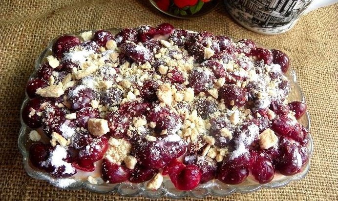 Мини-тортик из печенья с вишней