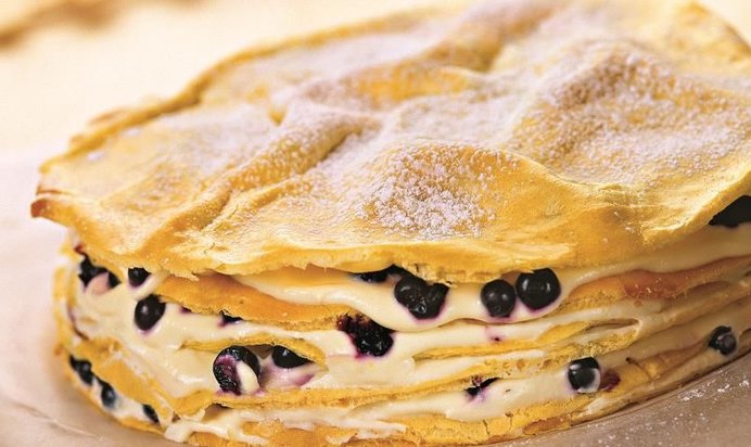 Торт из заварного теста с голубикой