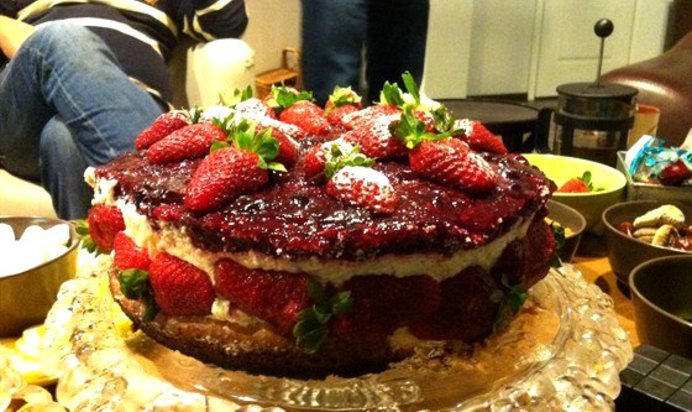 Торт с ягодным желе и лимонным кремом