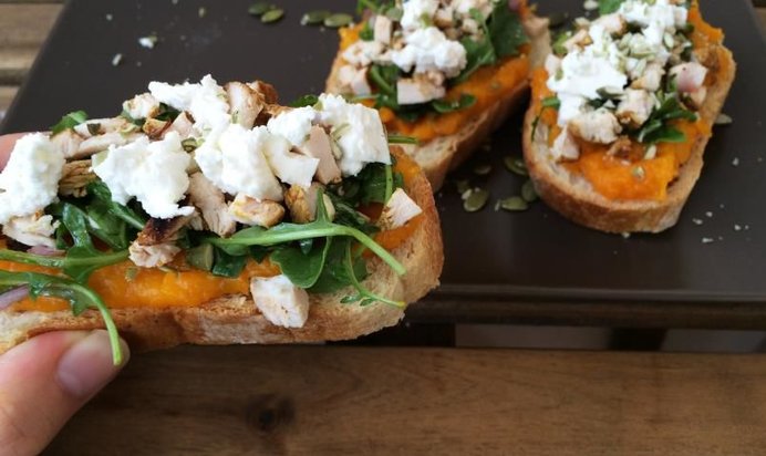 Брускетта с тыквой и индейкой