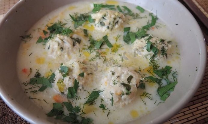Сырный суп с куриными фрикадельками