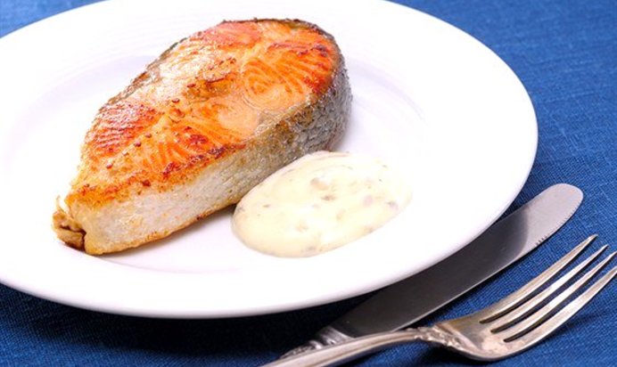 Закуска из лосося с соусом тартар и розовым перцем