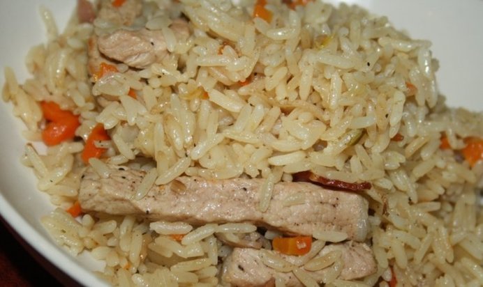 Сытная рисовая каша со свининой и беконом на топленом сливочном масле